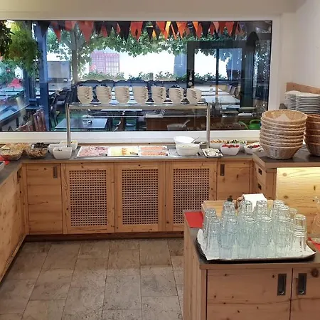 - Kaerntnerhof אורחן