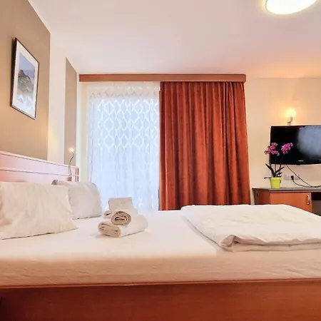 - Kaerntnerhof Inn *
